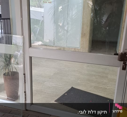 דלת זכוכית עם כלי עבודה בצד
